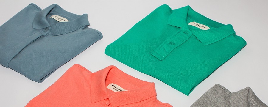 polos de colores impresos con el logotipo de la empresa como uniforme de la empresa